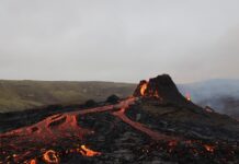 爆紅!冒險者裸體火岩堆裡拍攝成網紅