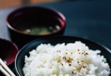 臺北街頭的一碗白飯