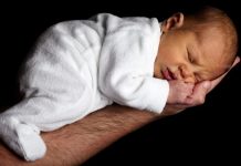 美國菜鳥警察一個動作 救了嬰兒
