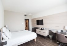 情侶入住賓館 為何要先拔電視插頭?
