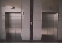 坐電梯遇上老闆怎麼辦?看完不用慌了