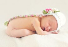 寶寶睡著後「滿床滾」?離不開這4種原因