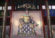 除了秦檜夫妻 這三人為何也跪在岳飛像前?