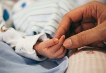 34歲女子產後昏迷半個月 被寶寶和丈夫聲音喚醒