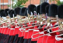 女王卫队成员加入国际军团 英国国防部急了