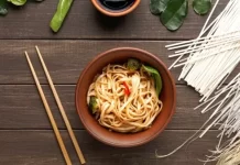 睡前吃宵夜和餓肚子睡覺 哪一種危害更大?
