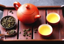 別人替你倒茶為何要「敲三下桌面」?
