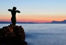神祕生物现身澳洲海滩 惊人的人鱼残骸