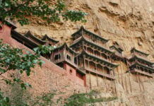 絕壁之上的建築奇蹟 無懼地震屹立不倒(圖)