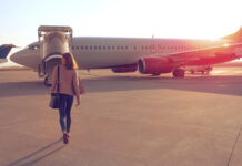 空中驚魂 女子在飛機上中邪暴動