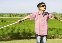 行动自如的失明少年 超过半世纪不眠的农民(图)