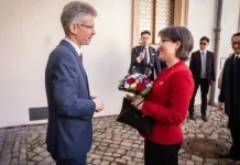 丑闻 北京驻捷克武官尾随萧美琴车队险酿车祸