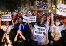 3万人包围台立法院 40民团提五大诉求