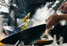 為什麼炒完菜不能馬上沖洗鍋具?很多人都做錯了