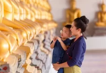 游历泰国寺庙乱捡玩具 一家人大难临头