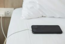 手機放床頭充電 輻射超標10倍 可能誘發腦梗(圖)