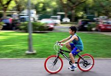 政府擬修訂道路規則:12歲以下兒童准騎自行車上人行道